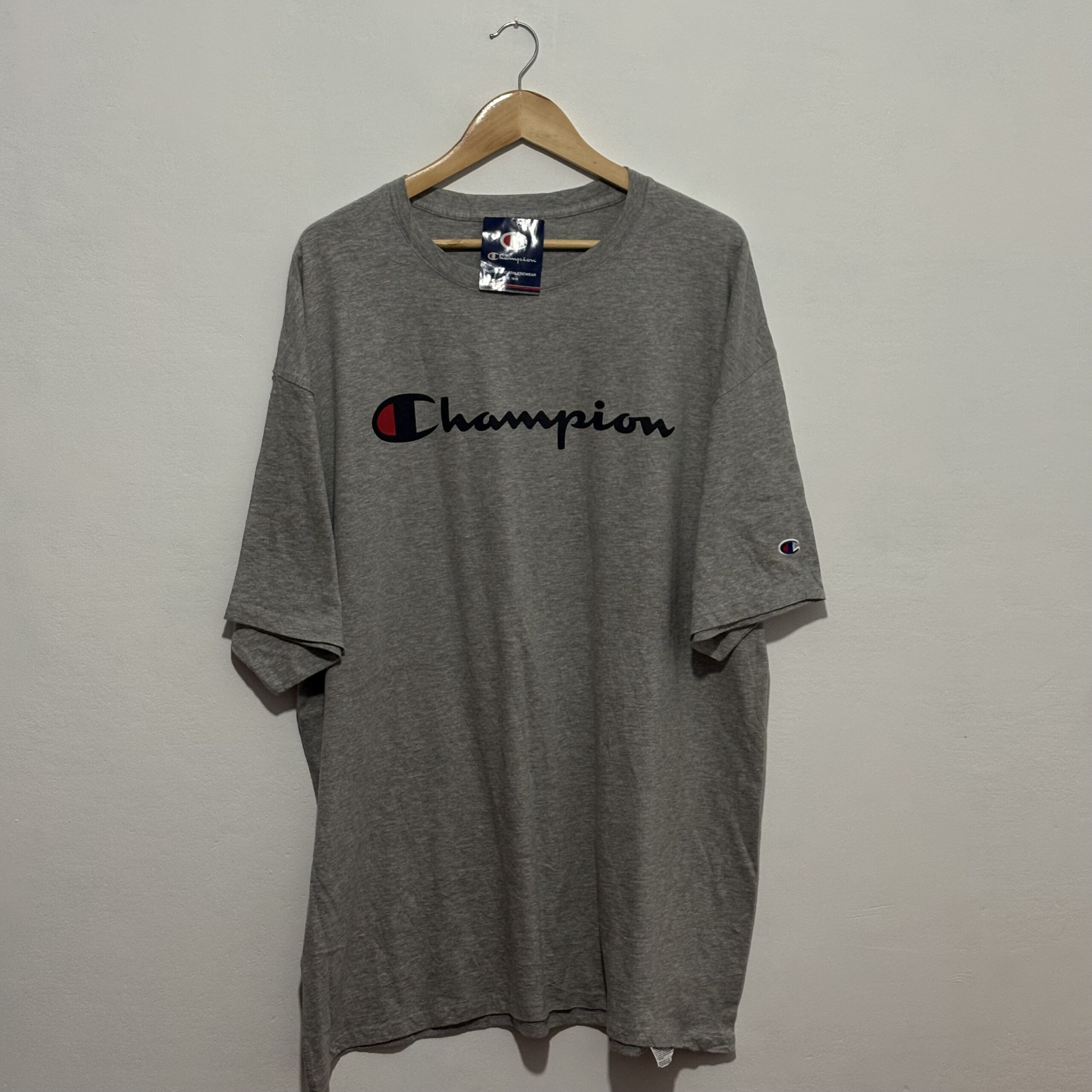 Remera Champion gris con estampado con etiqueta