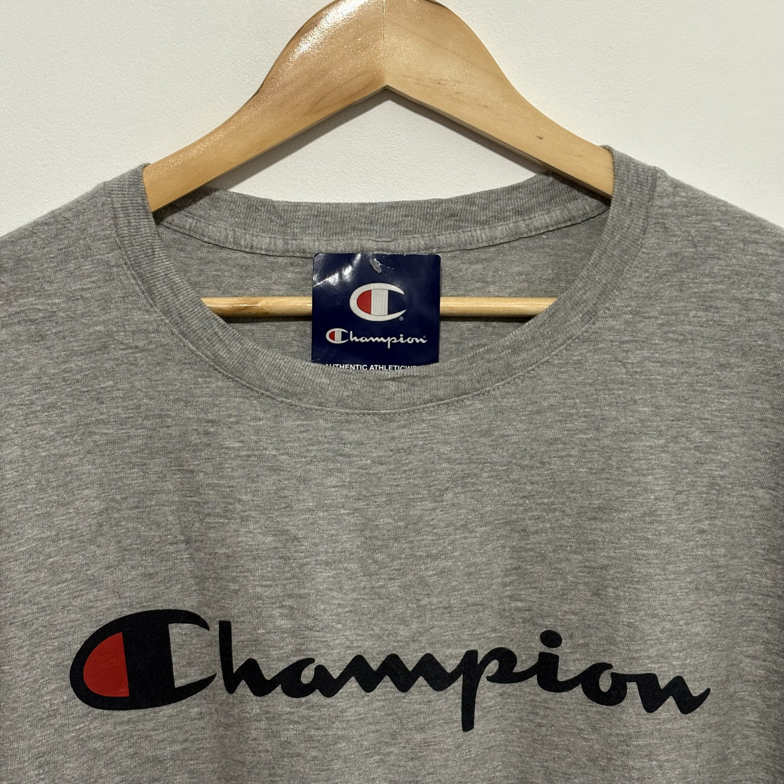 Remera Champion gris con estampado con etiqueta - Imagen 2