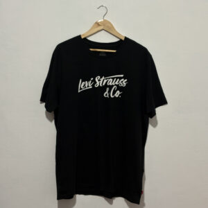 Remera Levis negra con estampa blanca