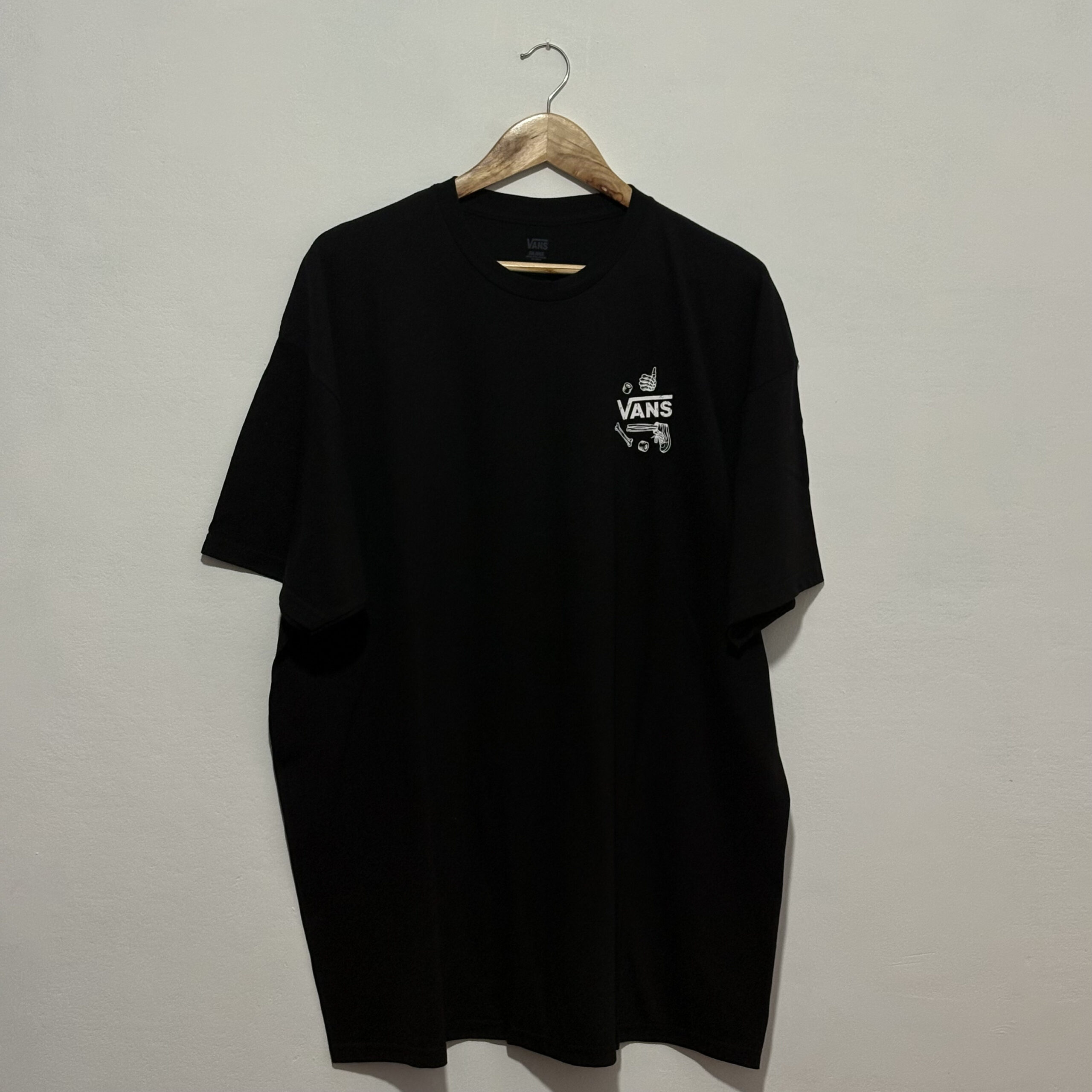 Remera Vans negra con estampa en la espalda