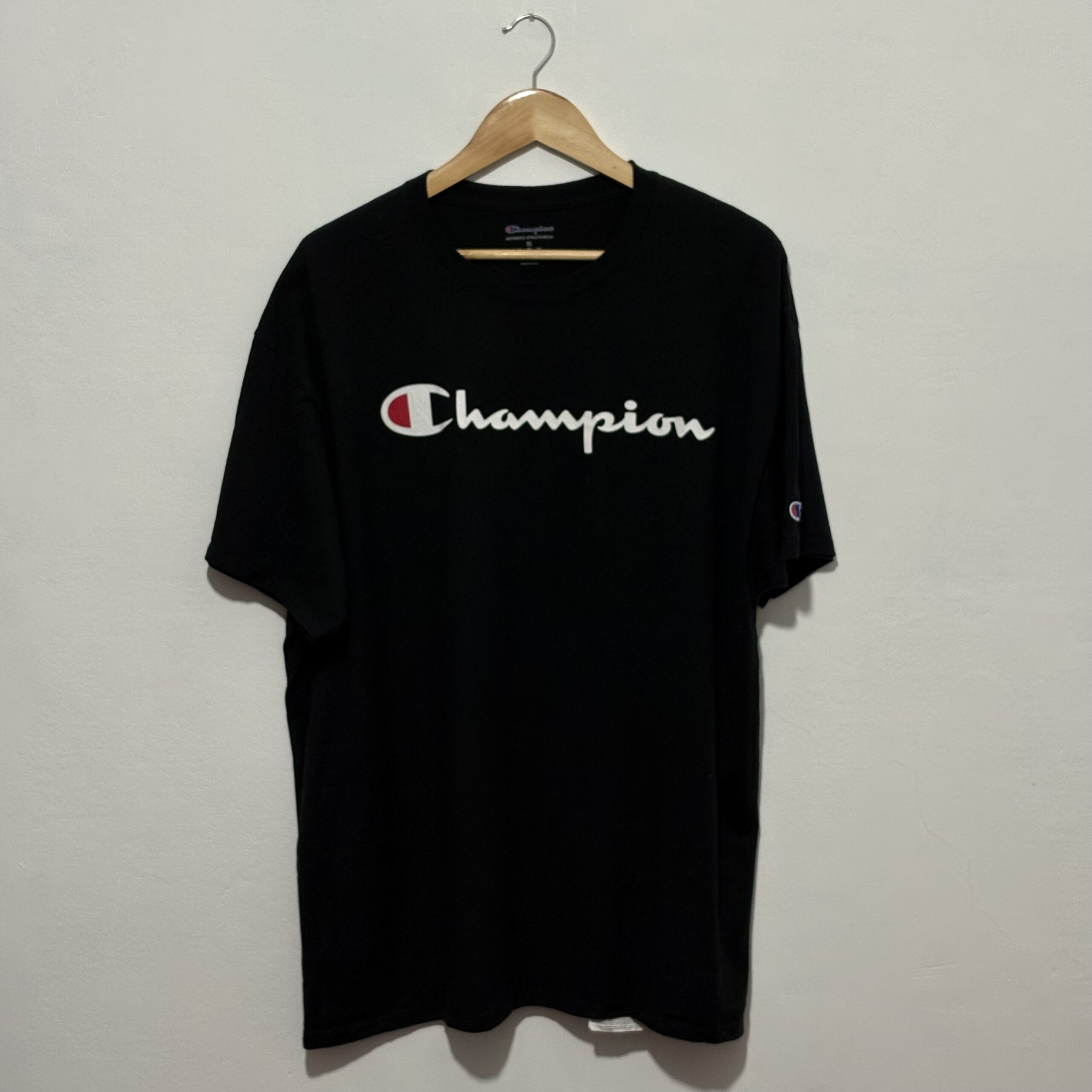 Remera Champion Negra con Estampado al Frente