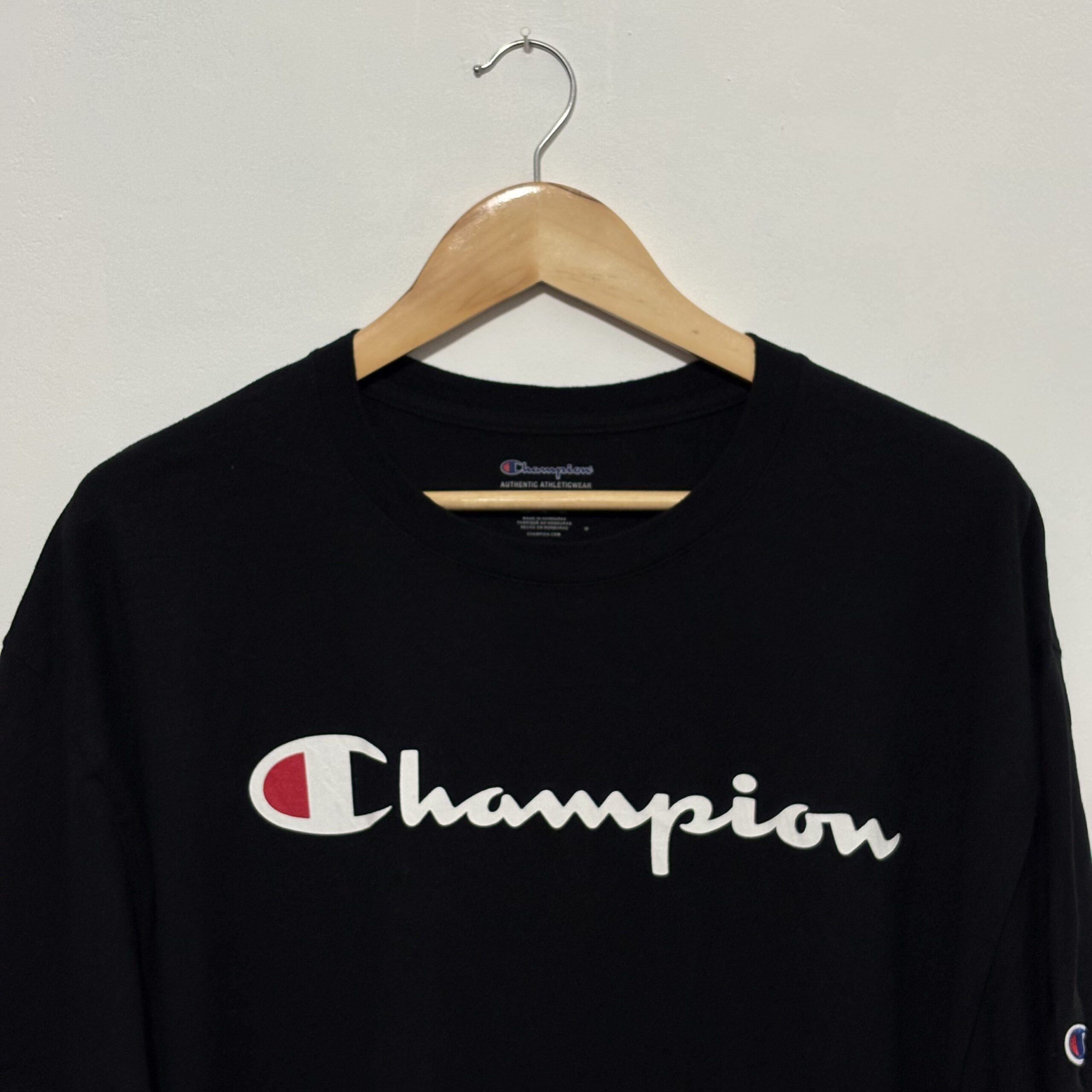 Remera Champion Negra con Estampado al Frente - Imagen 2