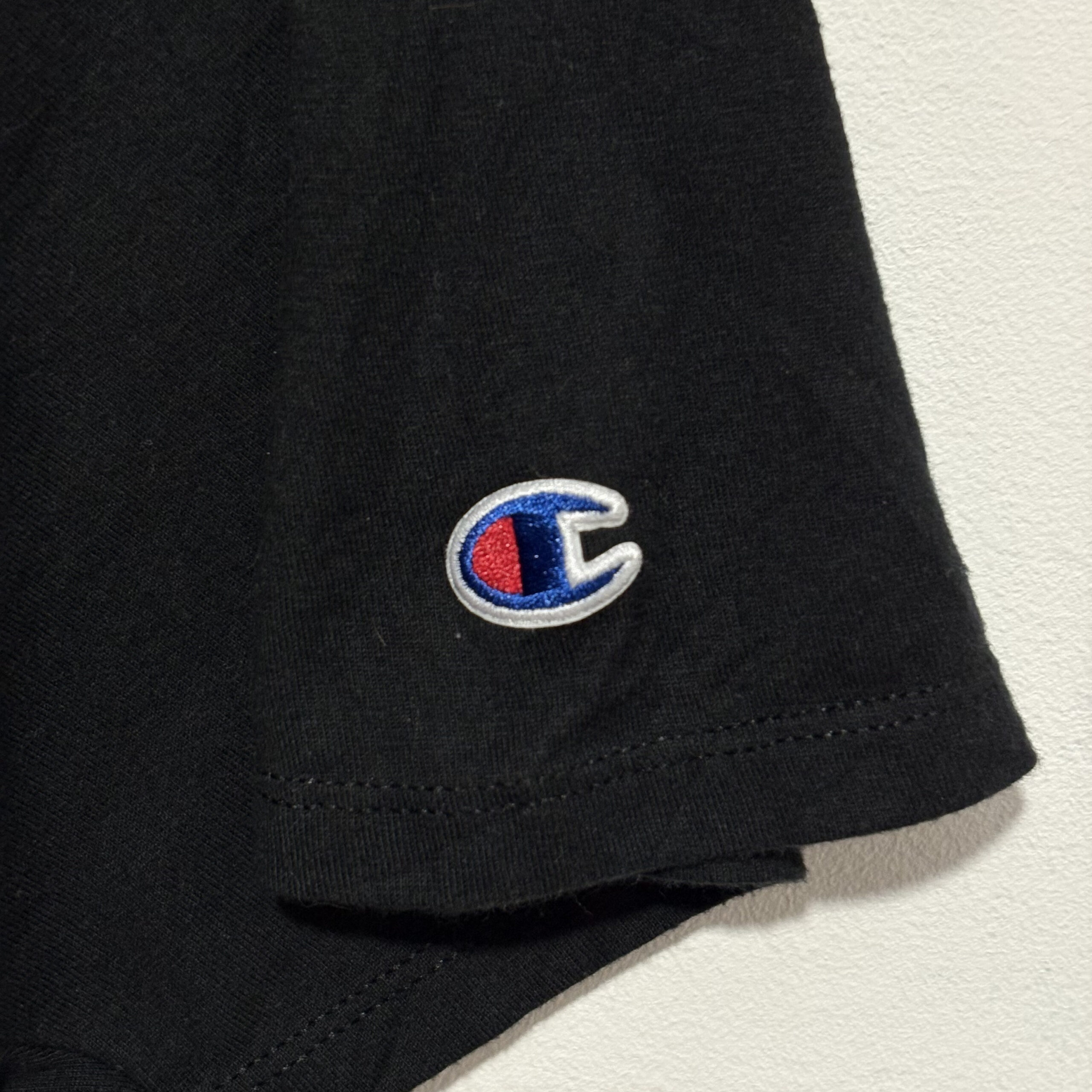 Remera Champion Negra con Estampado al Frente - Imagen 3